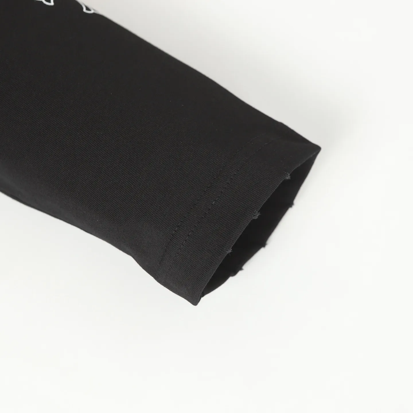 🅿️270 CH/Croxin new frayed printed long sleeves 280g double yarn fabric frayed on four sides Heavy fabric The neckline is made of icy Solona Loose fit Deep, wide and stylish No deformation or shrinkage Color: Black/White Size: XS-L